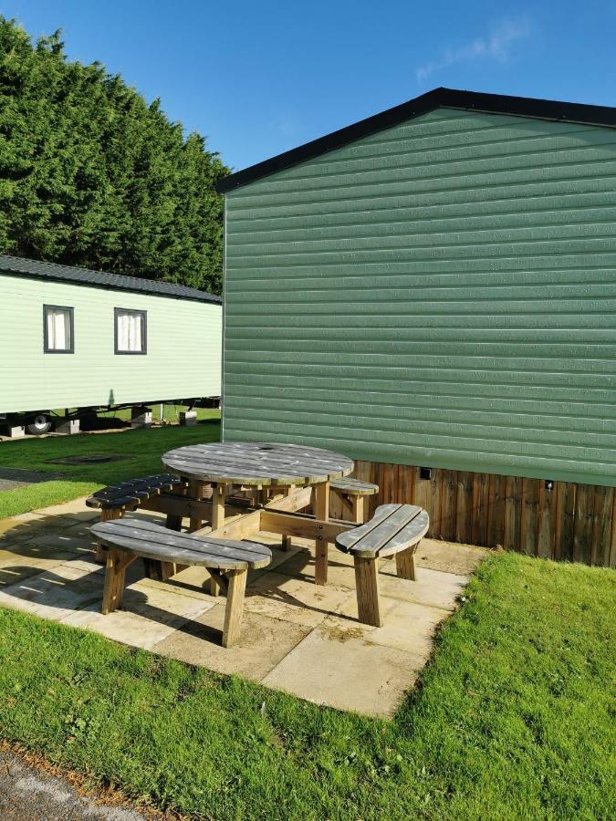 Woofles Luxury Caravan At Knaresborough Lido Bagian luar foto